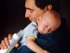 папа и спящий младенец