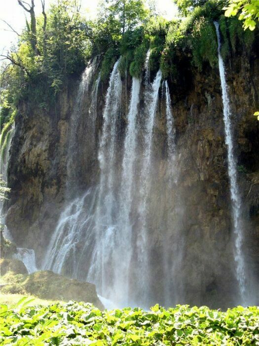 Мелкие водопады на Плитвицкие озерах в Хорватии