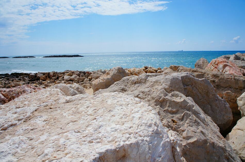 камни на пляже Далила