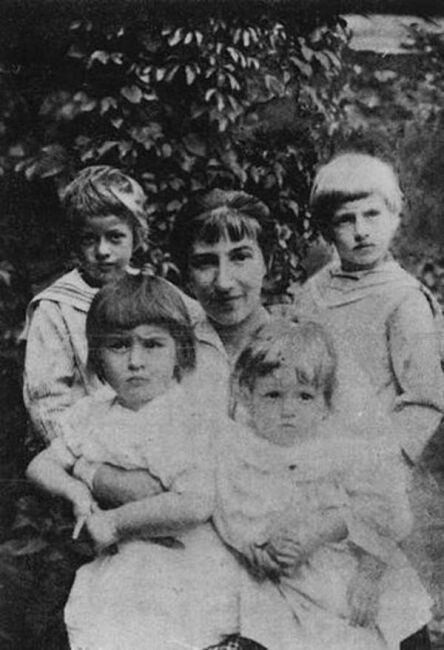 Художница Серебрякова с семьей